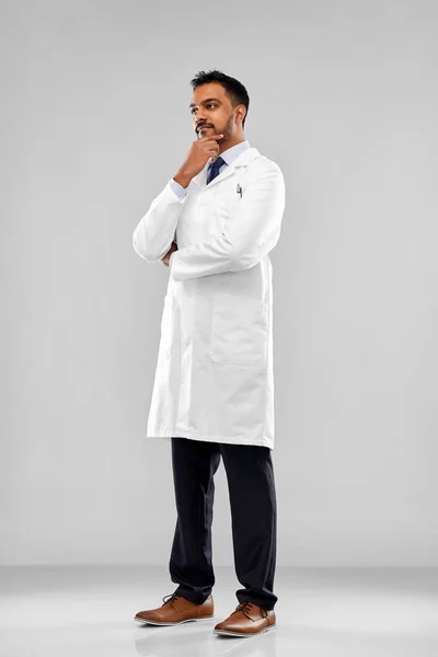 Lachende mannelijke arts of wetenschapper in witte jas — Stockfoto