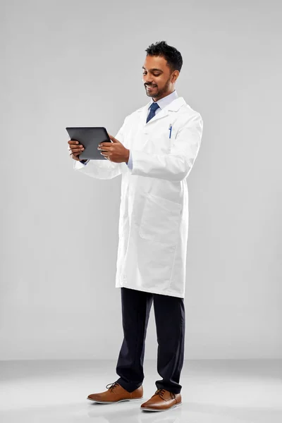 Indischer Arzt oder Wissenschaftler mit Tablet-Computer — Stockfoto