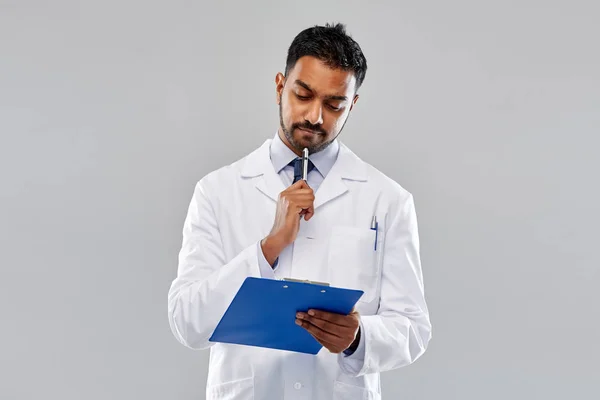 Indiase mannelijke arts of wetenschapper met Klembord — Stockfoto