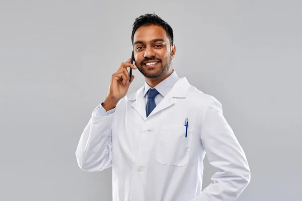 Gülümseyen Hintli erkek doktor smartphone üzerinde arama — Stok fotoğraf