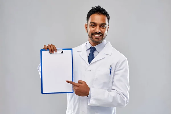 Médico ou cientista com papel branco na área de transferência — Fotografia de Stock