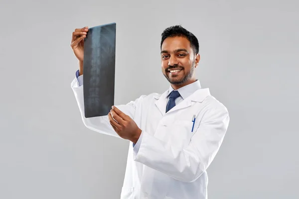 Lachende Indiase arts kijken naar rug x-ray — Stockfoto
