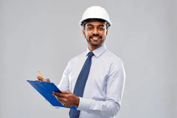 Architekt oder Geschäftsmann im Helm mit Klemmbrett — Stockfoto
