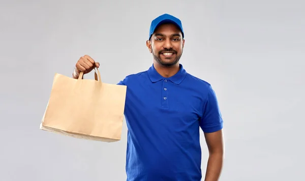 Hombre indio feliz entrega con comida en bolsa de papel — Foto de Stock