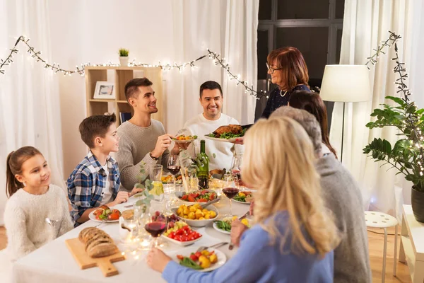 Счастливая семья, ужинающая дома Лицензионные Стоковые Изображения