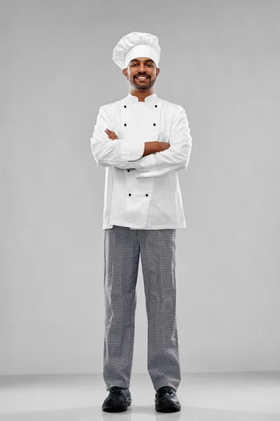 Felice cuoco indiano maschio in toque — Foto Stock