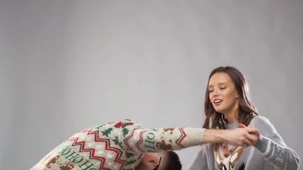 Feliz casal dançando na festa de Natal — Vídeo de Stock