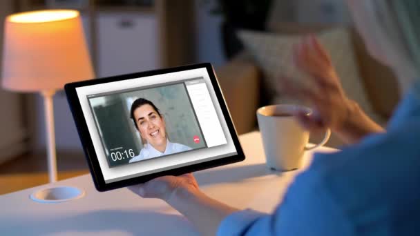 Frau hat Videoanruf auf Tablet-Computer zu Hause — Stockvideo