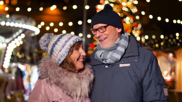 Lyckliga senior paret leende på julmarknad — Stockvideo