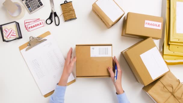 Kvinna signering skifte lådor på postkontor — Stockvideo