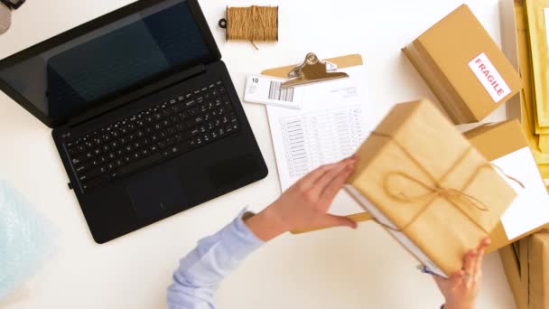 Femme avec ordinateur portable et presse-papiers au bureau de poste — Video