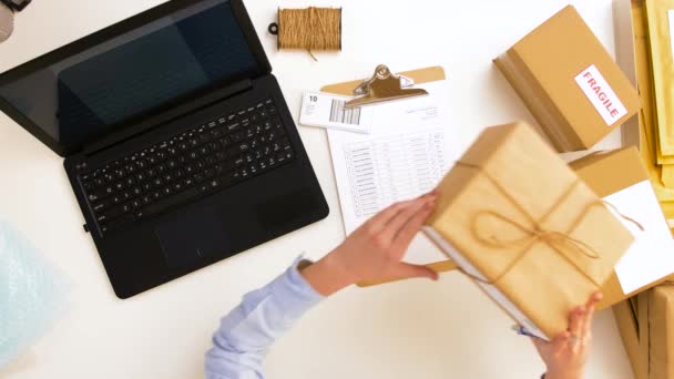 Mulher com laptop e área de transferência nos correios — Vídeo de Stock