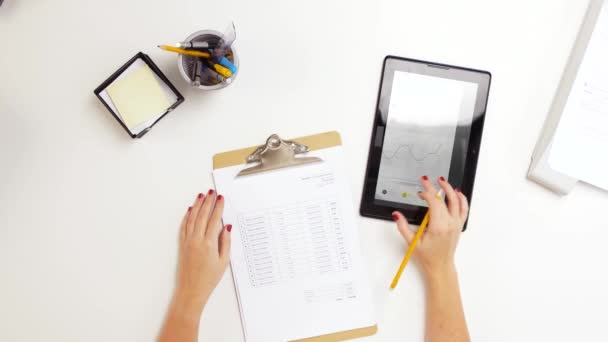 Mãos com área de transferência e gráfico no computador tablet — Vídeo de Stock