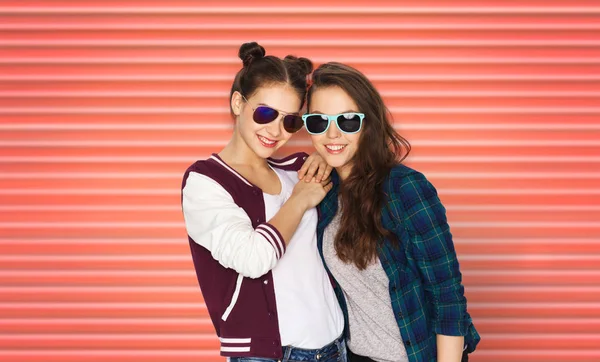 Glückliche Teenager-Mädchen oder Freunde mit Sonnenbrille — Stockfoto