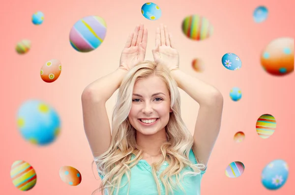 Happy smiling young woman making easter bunny ears — Stock Photo, Image