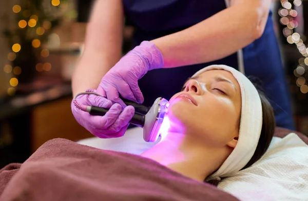 Ung kvinna med ansikte microdermabrasion på spa — Stockfoto