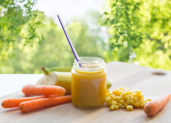 Puré o alimentos para bebés con frutas y verduras — Foto de Stock