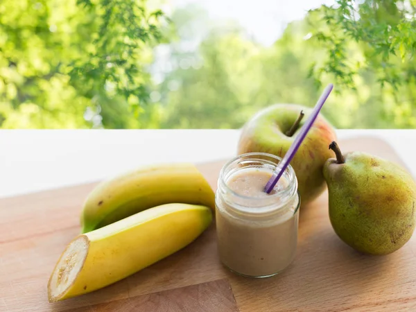 Glas mit Fruchtpüree oder Babynahrung — Stockfoto