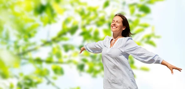 Gelukkig lachende vrouw over groene natuurlijke achtergrond — Stockfoto