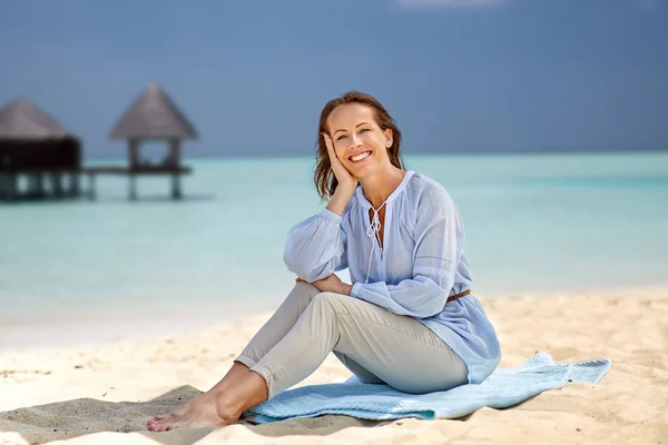 Gelukkige vrouw over tropische strand en bungalow — Stockfoto