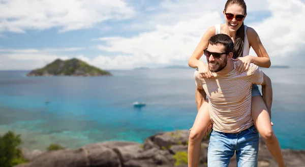 Glückliches Paar mit Spaß seychellen Insel — Stockfoto