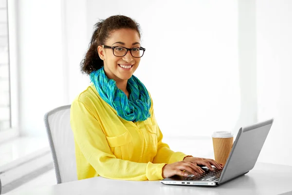 Kreative Frau mit Laptop und Kaffee im Büro — Stockfoto