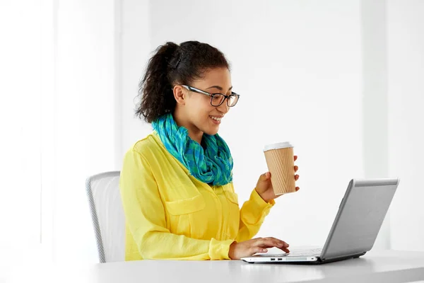 Kreativ kvinna med kaffe och laptop på kontoret — Stockfoto