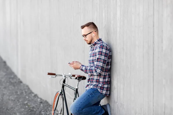 Hipster-Mann mit Kopfhörer, Smartphone und Fahrrad — Stockfoto