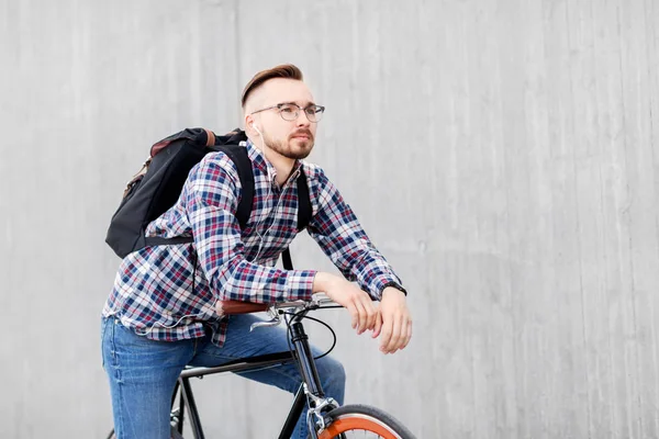 ヒップスター男固定ギアの自転車とバックパック — ストック写真