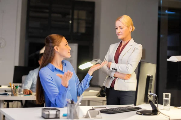 Mujeres de negocios con computadora trabajando hasta tarde en la oficina — Foto de Stock