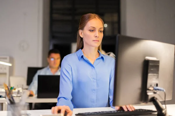 Affärskvinna på dator arbetar på natten kontor — Stockfoto