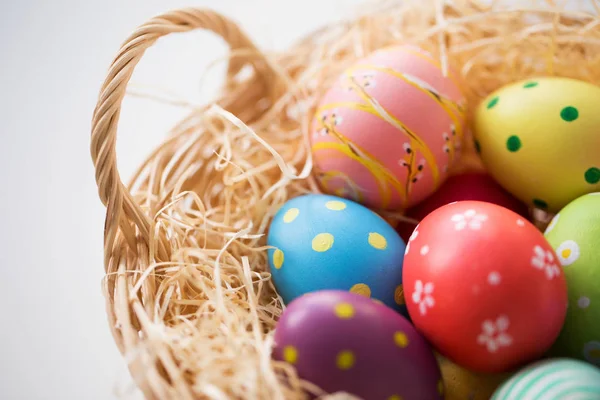 Primer plano de huevos de Pascua de colores en la cesta —  Fotos de Stock