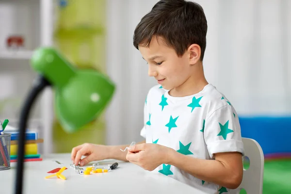 Little boy playing with building kit at home — Stock Photo, Image