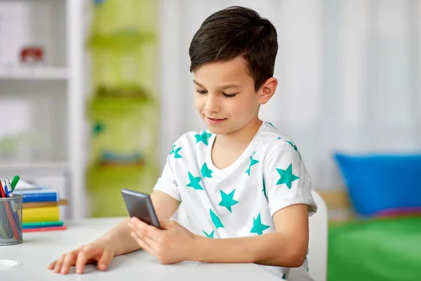 Glücklicher Junge mit Smartphone zu Hause — Stockfoto