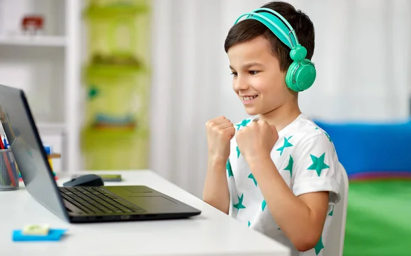 Niño celebrando la victoria en el videojuego de ordenador — Foto de Stock