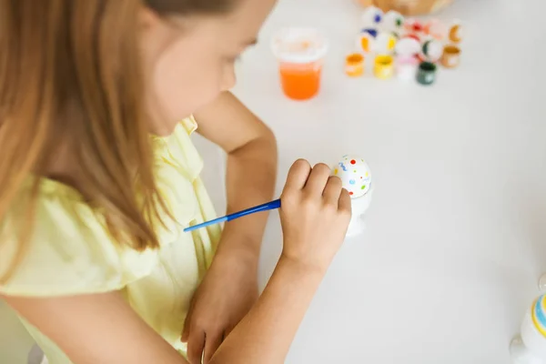 Close up van meisje paasei kleurplaat door paintbrush — Stockfoto