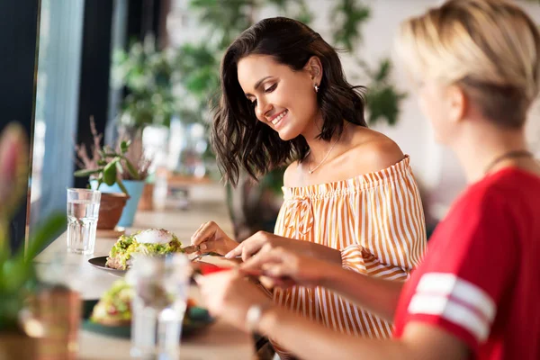 Kamarádky jíst v restauraci — Stock fotografie