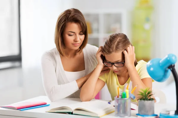 Mutter hilft Tochter bei schwierigen Hausaufgaben — Stockfoto