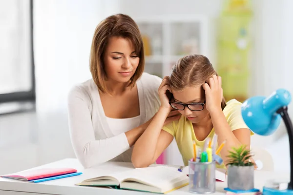 Mère aidant fille avec des devoirs difficiles — Photo