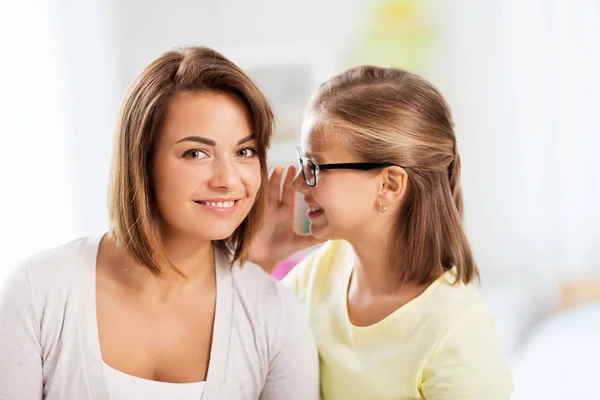 Gelukkige dochter fluisteren geheim aan haar moeder — Stockfoto