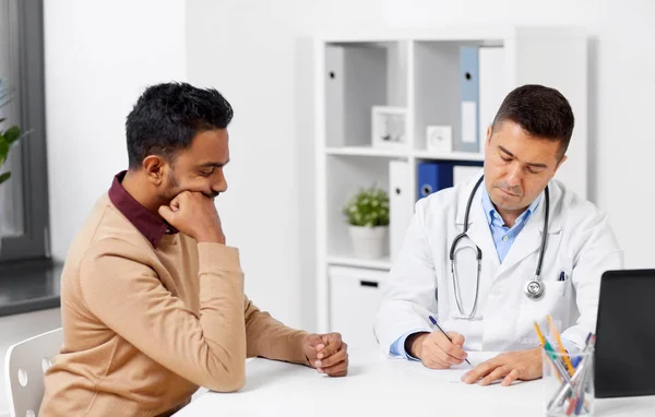 Reunión del médico y del paciente masculino en la clínica —  Fotos de Stock