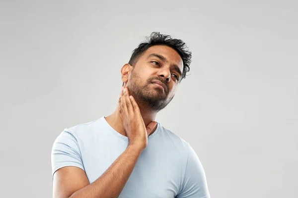 患有腺体或扁桃体酸痛的印度男子 — 图库照片