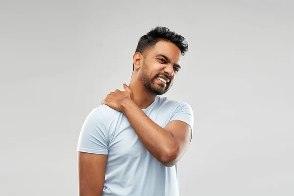 Indio enfermo que sufre de dolor de cuello —  Fotos de Stock