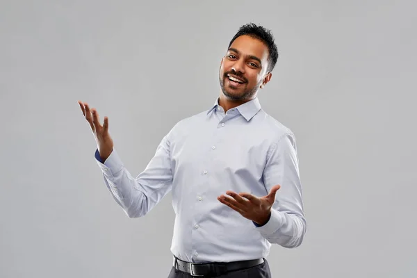 Glücklicher indischer Geschäftsmann im Hemd über grau — Stockfoto