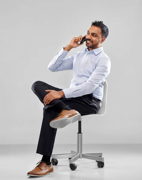 Indian businessman calling on smartphone — Stock Photo, Image