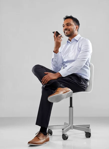 Geschäftsmann mit Sprachrekorder auf Smartphone — Stockfoto