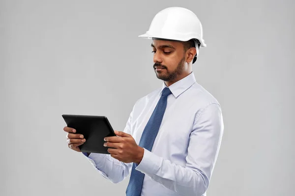 Architekt oder Geschäftsmann im Helm mit Tablet-PC — Stockfoto