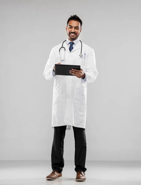 Médico masculino indio sonriente con tableta —  Fotos de Stock