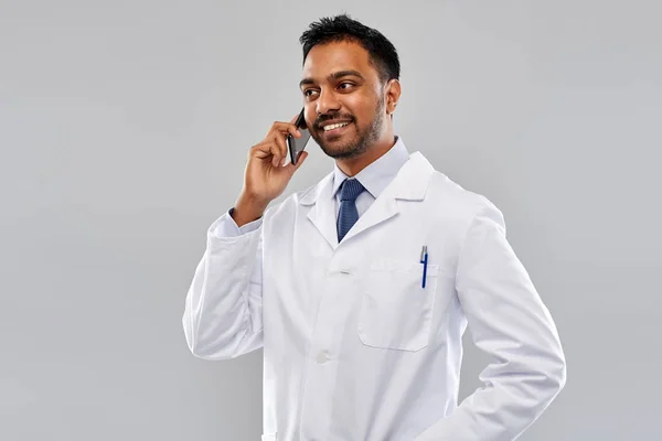 Sorridente índio masculino médico chamando no smartphone — Fotografia de Stock