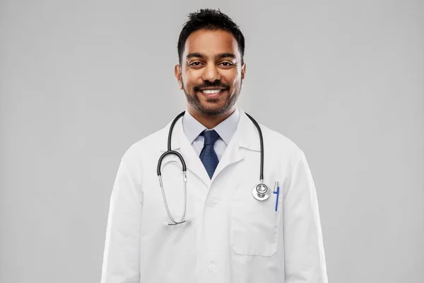 Sonriente médico indio con estetoscopio —  Fotos de Stock